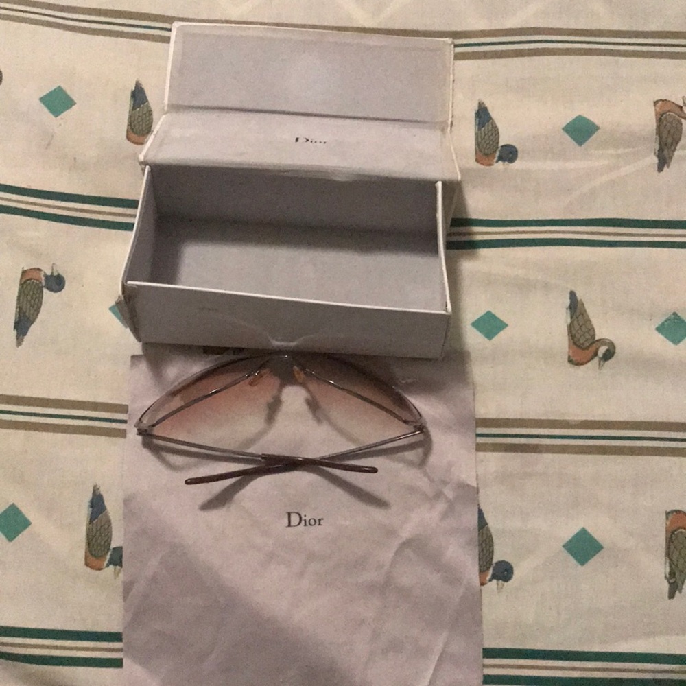 I’m selling Dior sunglasses